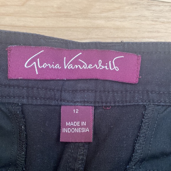 Gloria Vanderbilt Black Bermuda Shorts size 12. - Picture 4 of 8